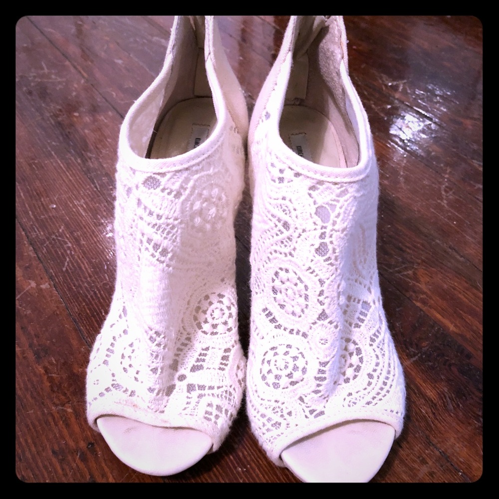 Open toe wedge. Barely worn. Good condition!